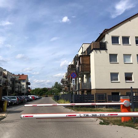 Urocze Mieszkanie Z Ogrodkiem I Bezplatny Parking Wrocław Kültér fotó